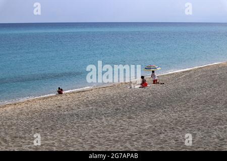 Tropea - Turisti sulla Spiaggia della Rotonda all'alba Stockfoto