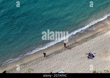 Tropea - Turisti sulla Spiaggia della Rotonda di pomeriggio Stockfoto