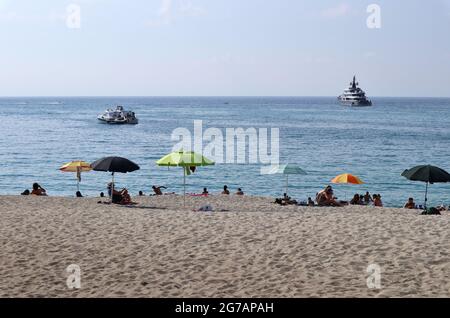 Tropea - Turisti sulla Spiaggia della Rotonda nel pomeriggio Stockfoto