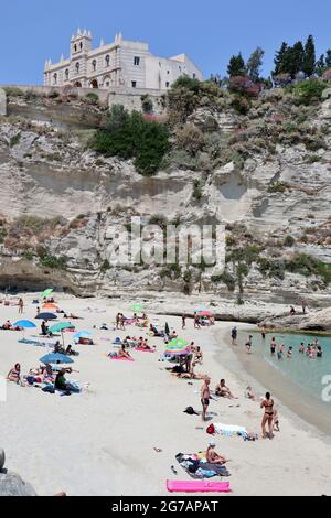 Tropea - Turisti sulla spiaggia dell'Isola Bella da Via Lungomare Stockfoto