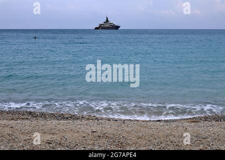 Tropea - Yacht al largo dell'Isola Bella di mattina Stockfoto