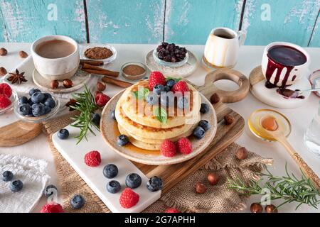 Pancake Stack mit Ahornsirup, Heidelbeeren und Himbeeren zum Frühstück Stockfoto