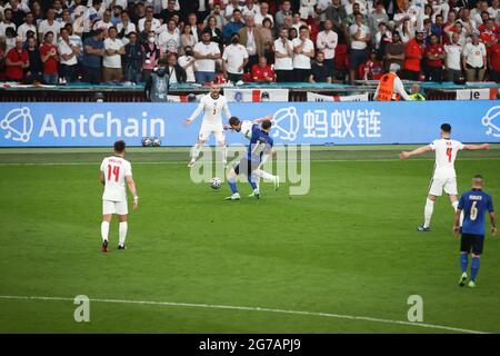 London, Großbritannien. Juli 2021. Fußball: Europameisterschaft, Italien - England, Endrunde, Finale im Wembley-Stadion. Der englische Harry Kane (M) und der italienische Lorenzo Insigne (3. Von rechts) kämpfen um den Ball. Quelle: Christian Charisius/dpa/Alamy Live News Stockfoto