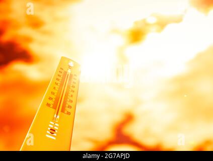 Thermometer bei heißen Temperaturen vor dem Hintergrund Stockfoto