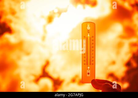 Thermometer bei heißen Temperaturen vor dem Hintergrund Stockfoto