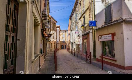 Rue de l'Église in Saint Chinian im Frühling. Stockfoto