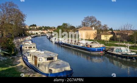 Canal du Midi in Capestang im Frühling. Der Kanal wurde 1681 fertiggestellt. Entworfen von Pierre-Paul Riquet. Gehört zum UNESCO-Weltkulturerbe. Stockfoto