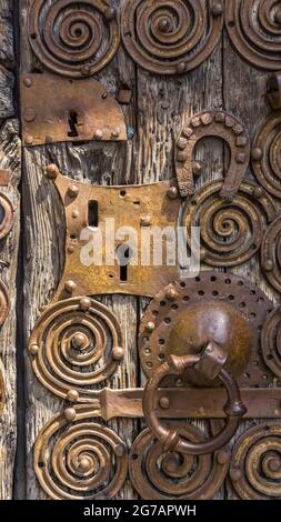 Spiralförmige Türbeschläge auf dem romanischen Portal des Église Saint Martin in Palalda bei Amélie les Bain. Die Kirche wurde im XII Jahrhundert erbaut. Stockfoto