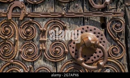 Spiralförmige Türbeschläge auf dem romanischen Portal des Église Saint Martin in Palalda bei Amélie les Bain. Die Kirche wurde im XII Jahrhundert erbaut. Stockfoto