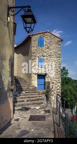 Eckhaus in Palalda in der Nähe von Amélie les Bains im Frühjahr. Stockfoto