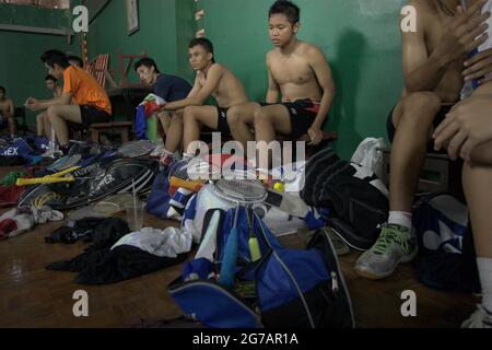 Junge Badmintonathleten erholen sich nach einem Training im Jaya Raya Badmintonclub in Jakarta, Indonesien. Stockfoto