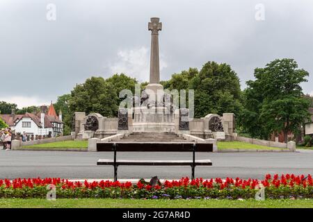 War Memorial, Port Sunlight Village, Wirral, Großbritannien. Er steht an der Kreuzung von Diamond und Causeway und wurde von Sir W Goscombe John entworfen. Stockfoto