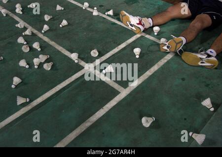 Junge Badmintonathleten erholen sich nach einem Training im Jaya Raya Badmintonclub in Jakarta, Indonesien. Stockfoto