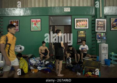 Junge Badmintonathleten erholen sich nach einem Training im Jaya Raya Badmintonclub in Jakarta, Indonesien. Stockfoto