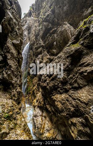 Wasserfall über der Felswand in der Höllentalklamm, Grainau, Oberbayern, Deutschland Stockfoto