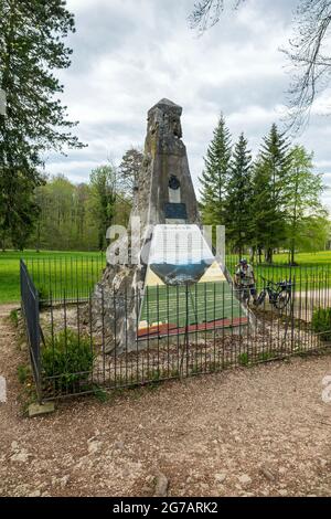 Die geologische Pyramide befindet sich vor dem Schloss Lichtenstein. Auf Initiative von Herzog Wilhelm II. Von Urach wurde die Pyramide 1903 erbaut und am 22. Juli mit einem kleinen Fest eingeweiht. Stockfoto