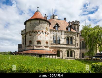 Schloss Lichtenstein auf der Schwäbischen Alb bei Honau im Landkreis Reutlingen. Der Erbauer war Wilhelm Graf von Württemberg (später Herzog von Urach), ein Cousin des Königs. Auf dem Bild der Mathilde-Turm Stockfoto