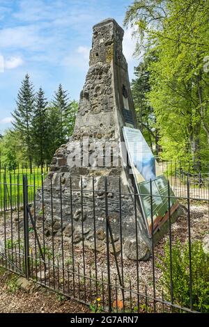 Die geologische Pyramide befindet sich vor dem Schloss Lichtenstein. Auf Initiative von Herzog Wilhelm II. Von Urach wurde die Pyramide 1903 erbaut und am 22. Juli mit einem kleinen Fest eingeweiht. Stockfoto