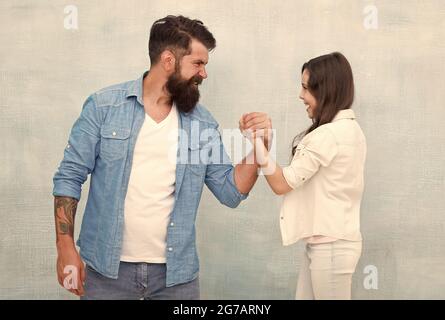 Offener Wettbewerb. Vater und Tochter ringen am Arm. Festigkeitsvergleich. Kraft und Kraft. Konflikt und Opposition. Vatertag. Familienwerte. Akzeptieren Stockfoto