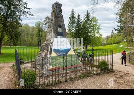 Die geologische Pyramide befindet sich vor dem Schloss Lichtenstein. Auf Initiative von Herzog Wilhelm II. Von Urach wurde die Pyramide 1903 erbaut und am 22. Juli mit einem kleinen Fest eingeweiht. Stockfoto