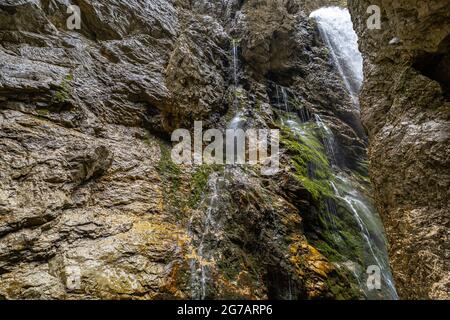 Wasserfall über der Felswand in der Höllentalklamm, Grainau, Oberbayern, Deutschland Stockfoto