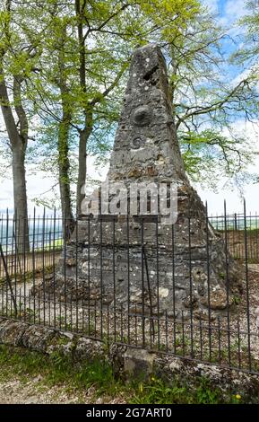 Die geologische Pyramide befindet sich vor dem Schloss Lichtenstein. Auf Initiative von Herzog Wilhelm II. Von Urach wurde die Pyramide 1903 erbaut und am 22. Juli mit einem kleinen Fest eingeweiht. Stockfoto