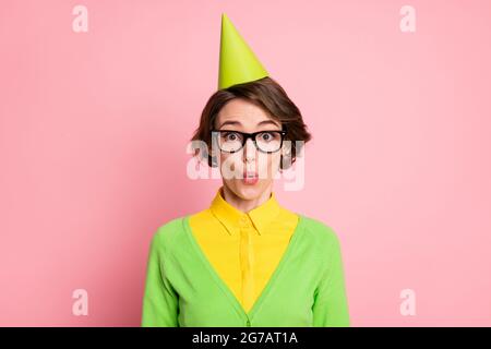 Foto von erstaunt charmante junge Frau tragen Brille Kegel Hut Geburtstag Rabatt auf pastellrosa Hintergrund isoliert Stockfoto