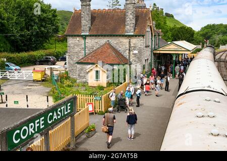 Corfe Castle, Dorset, England - 2021. Juni: Menschen auf dem Bahnsteig des Bahnhofs von Corfe Castle, nachdem sie mit dem Dampfzug aus Swanage gekommen sind. Stockfoto