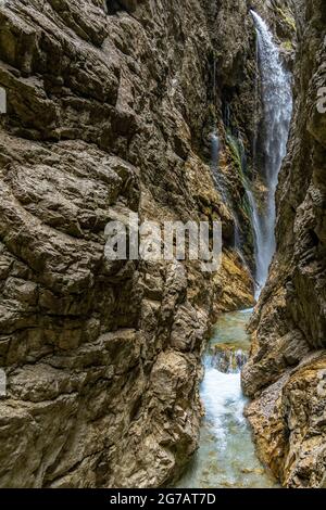 Wasserfall über der Felswand in der Höllentalklamm, Grainau, Oberbayern, Deutschland Stockfoto