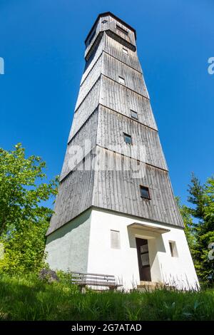 Der 1953 erbaute Sternbergturm ist ein Aussichtsturm des Schwäbischen Alb-Verbandes. Der Turm wurde auf einer soliden Basis als verkleideter Holzturm errichtet. Er steht auf dem 844 m hohen Sternberg und hat eine Höhe von 32 m. Über 130 Stufen führen zur Aussichtsplattform, von der aus man einen Panoramablick auf den mittleren Kuppenalb hat. Stockfoto