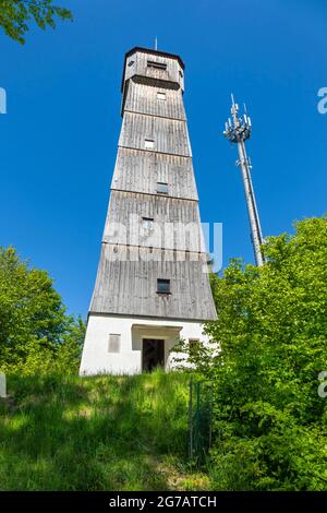 Der 1953 erbaute Sternbergturm ist ein Aussichtsturm des Schwäbischen Alb-Verbandes. Der Turm wurde auf einer soliden Basis als verkleideter Holzturm errichtet. Er steht auf dem 844 m hohen Sternberg und hat eine Höhe von 32 m. Über 130 Stufen führen zur Aussichtsplattform, von der aus man einen Panoramablick auf den mittleren Kuppenalb hat. Stockfoto