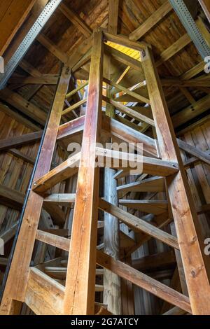 Der 1953 erbaute Sternbergturm ist ein Aussichtsturm des Schwäbischen Alb-Verbandes. Der Turm wurde auf einer soliden Basis als verkleideter Holzturm errichtet. Er steht auf dem 844 m hohen Sternberg und hat eine Höhe von 32 m. Über 130 Stufen führen zur Aussichtsplattform, von der aus man einen Panoramablick auf den mittleren Kuppenalb hat. Stockfoto