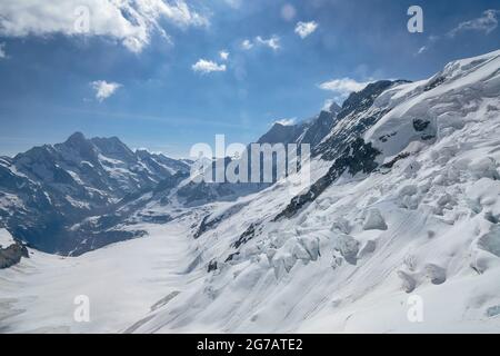 Blick durch das Fenster auf den Eismeergletscher von der Jungfraubahn in der Schweiz - Schweizer Alpen Stockfoto