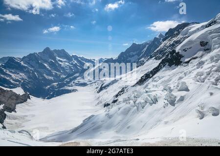 Blick durch das Fenster auf den Eismeergletscher von der Jungfraubahn in der Schweiz - Schweizer Alpen Stockfoto