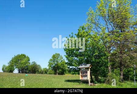 Deutschland, Baden-Württemberg, Pfullingen, Insektenhotel auf der Schönbergwiese am Schönbergturm. Schwäbische Alb. Stockfoto