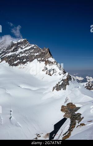 Schneebedecktes Moutain - Blick vom Jungfraujoch Sphinx Observatorium - Jungfrau Region, Mönch, Eiger - Schweizer Alpen, Schweiz Stockfoto