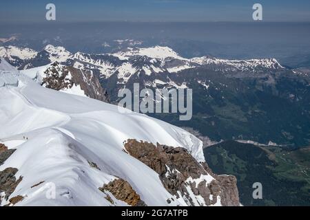 Schneebedecktes Moutain - Blick vom Jungfraujoch Sphinx Observatorium - Jungfrau Region, Mönch, Eiger - Schweizer Alpen, Schweiz Stockfoto