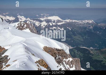 Schneebedecktes Moutain - Blick vom Jungfraujoch Sphinx Observatorium - Jungfrau Region, Mönch, Eiger - Schweizer Alpen, Schweiz Stockfoto