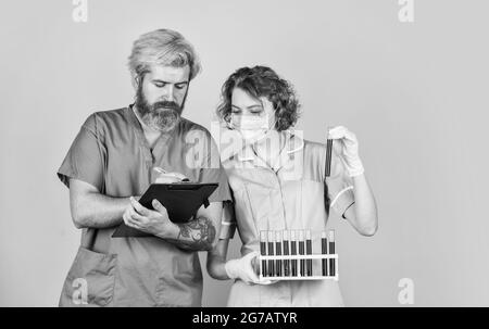 Schreiben Sie Informationen auf. Sagen Sie Nein zu Coronavirus. Virusmittel im Labor. Arzt Atemschutzmaske. Infektionsimpfstoff und Bluttest. Medizinische Fachkraft Stockfoto