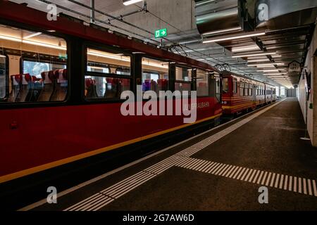 Red Iconic Train to Jungfraujoch - Jungfrau Region - Swiss Alps, Switzerland - Grindelwald, Interlaken, Lauterbrunnen Stockfoto