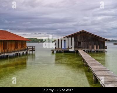 See, Voralpenland, Voralpenland, Bayerisches Voralpenland, Starnberger See, Würmsee, Bootshaus, Anlegestelle, Ufer, Wolken, Steg, Steg, Region mit fünf Seen, Kulturlandschaft des Fünfseenlandes Stockfoto