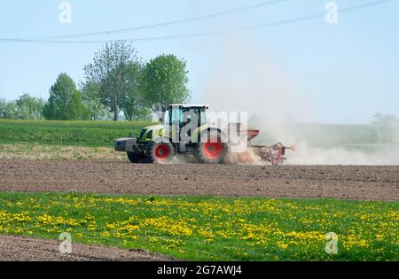 Deutschland, Baden-Württemberg, Löffingen-Bachheim, Landwirt macht Feldarbeit mit Traktor. Stockfoto