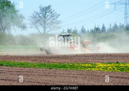 Deutschland, Baden-Württemberg, Löffingen-Bachheim, Landwirt macht Feldarbeit mit Traktor. Stockfoto