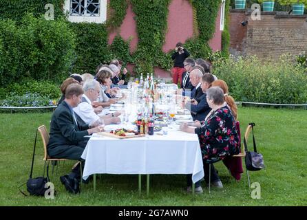 Bad Muskau, Deutschland. Juli 2021. Nach der Unterzeichnung eines Fördervertrages für die Stiftung Fürst-Pückler-Park Bad Muskau wurden die Gäste zu einem Open-Air-Dinner vor dem Schloss eingeladen. Die Stiftung wird von Bund und Sachsen für weitere vier Jahre gemeinsam gefördert. Quelle: Daniel Schäfer/dpa-Zentralbild/dpa/Alamy Live News Stockfoto