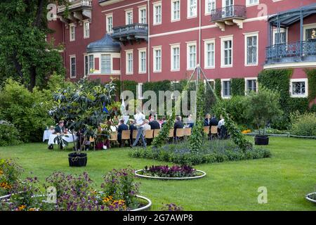 Bad Muskau, Deutschland. Juli 2021. Nach der Unterzeichnung eines Fördervertrages für die Stiftung Fürst-Pückler-Park Bad Muskau wurden die Gäste zu einem Open-Air-Dinner vor dem Schloss eingeladen. Die Stiftung wird von Bund und Sachsen für weitere vier Jahre gemeinsam gefördert. Quelle: Daniel Schäfer/dpa-Zentralbild/dpa/Alamy Live News Stockfoto