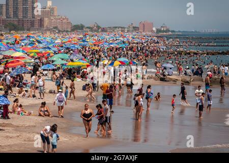 Tausende von Strandbesuchern strömen am langen Unabhängigkeitstag, Montag, den 5. Juli 2021, nach Coney Island in Brooklyn in New York. (© Richard B. Levine) Stockfoto