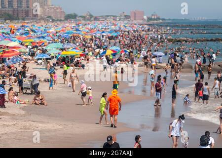 Tausende von Strandbesuchern strömen am langen Unabhängigkeitstag, Montag, den 5. Juli 2021, nach Coney Island in Brooklyn in New York. (© Richard B. Levine) Stockfoto