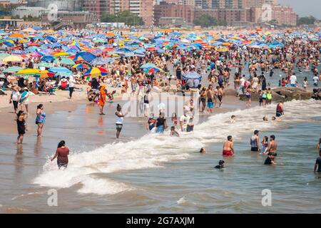 Tausende von Strandbesuchern strömen am langen Unabhängigkeitstag, Montag, den 5. Juli 2021, nach Coney Island in Brooklyn in New York. (© Richard B. Levine) Stockfoto