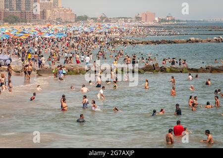 Tausende von Strandbesuchern strömen am langen Unabhängigkeitstag, Montag, den 5. Juli 2021, nach Coney Island in Brooklyn in New York. (© Richard B. Levine) Stockfoto