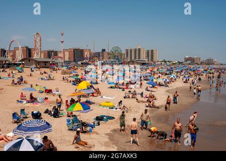 Tausende von Strandbesuchern strömen am langen Unabhängigkeitstag, Montag, den 5. Juli 2021, nach Coney Island in Brooklyn in New York. (© Richard B. Levine) Stockfoto